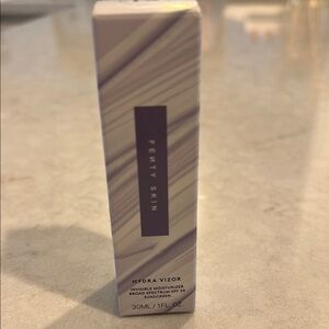 Fenty Beauty Hydra Vizor Moisturizer - Purple and White